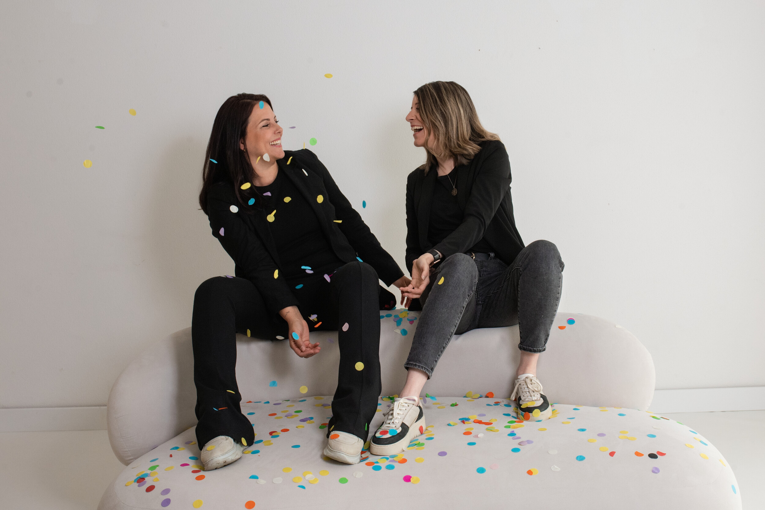 UPYU Gründerinnen feiern mit Konfetti