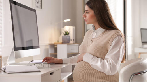 Schwangere Frau arbeitet am Computer - flexible Arbeit mit bei UPYU