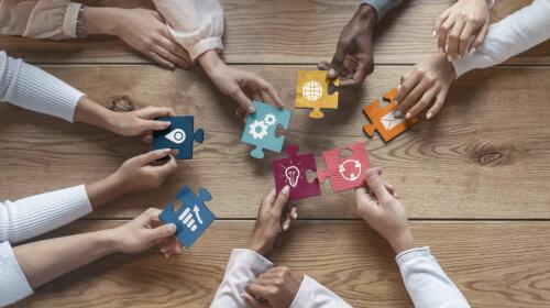 UPYU Blog - Gemeinsam zum Erfolg Hände fügen Puzzleteile zusammen