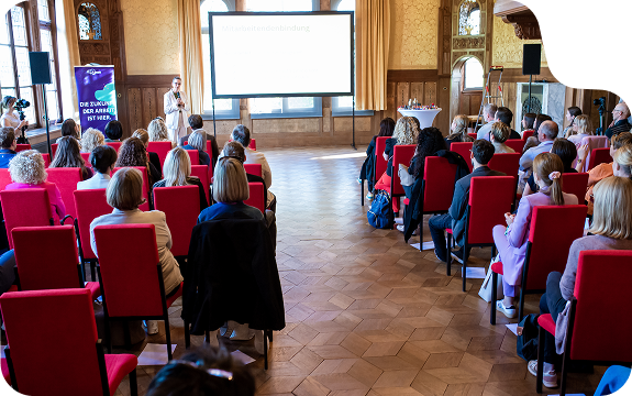Frauen bei einem UPYU-Event im Vortragssaal mit Rednerin