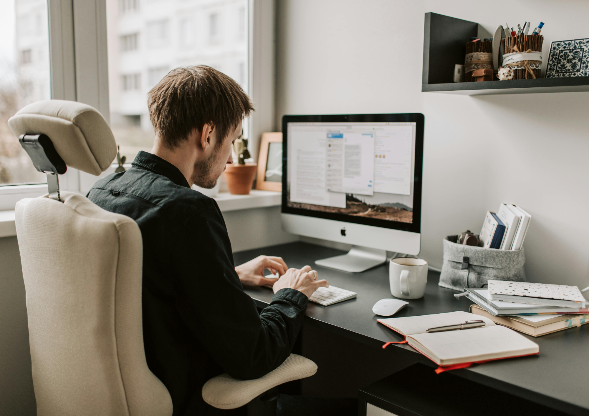 Freelancer am Schreibtisch