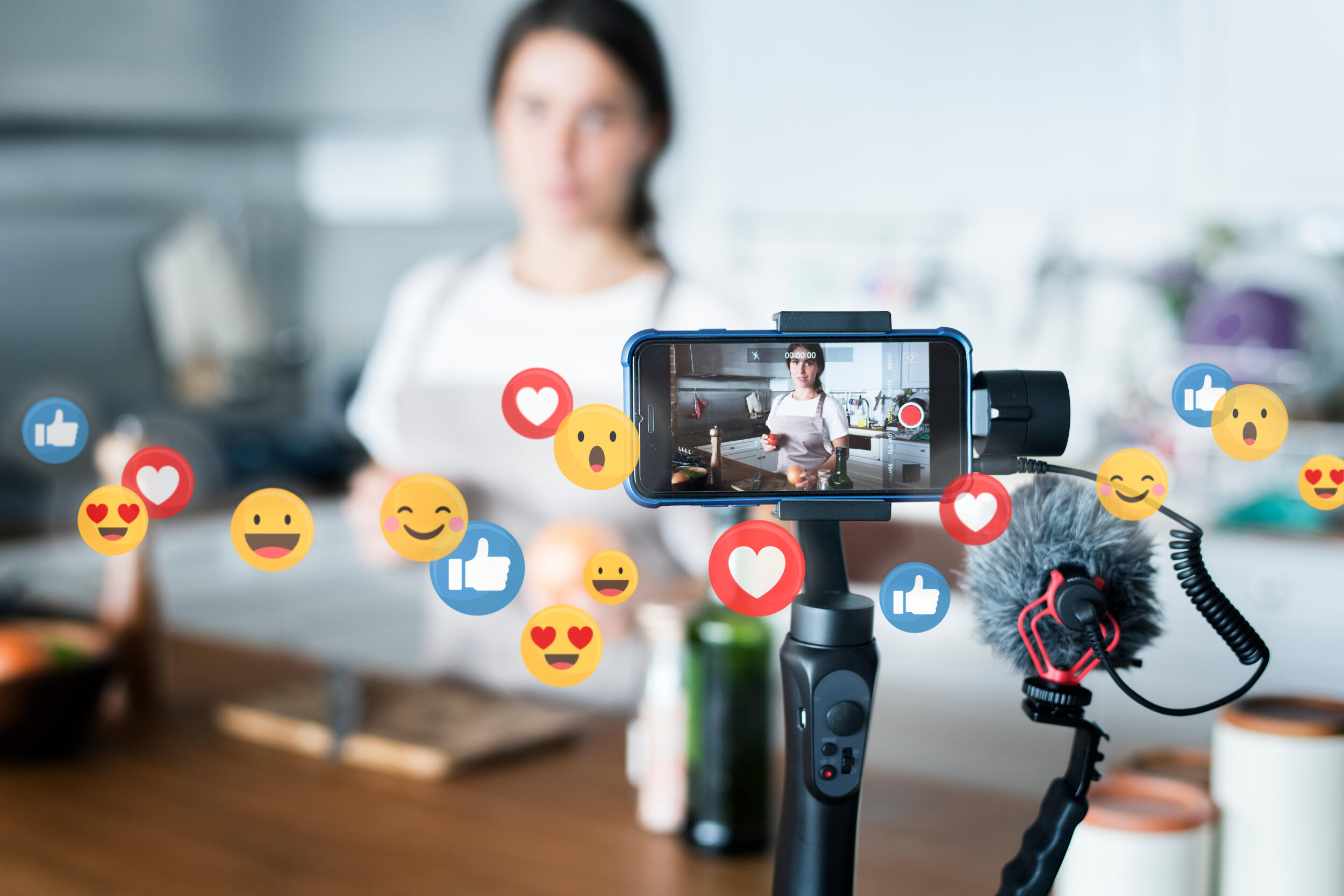 Freelancer schaut auf Social Media Freelancer schaut auf Social Media